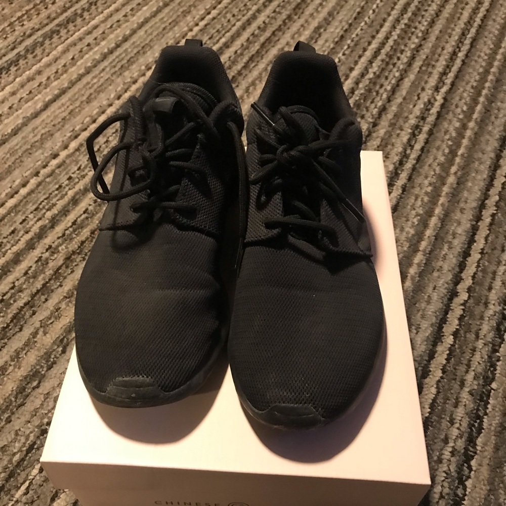 Black roshe NIKE shoes